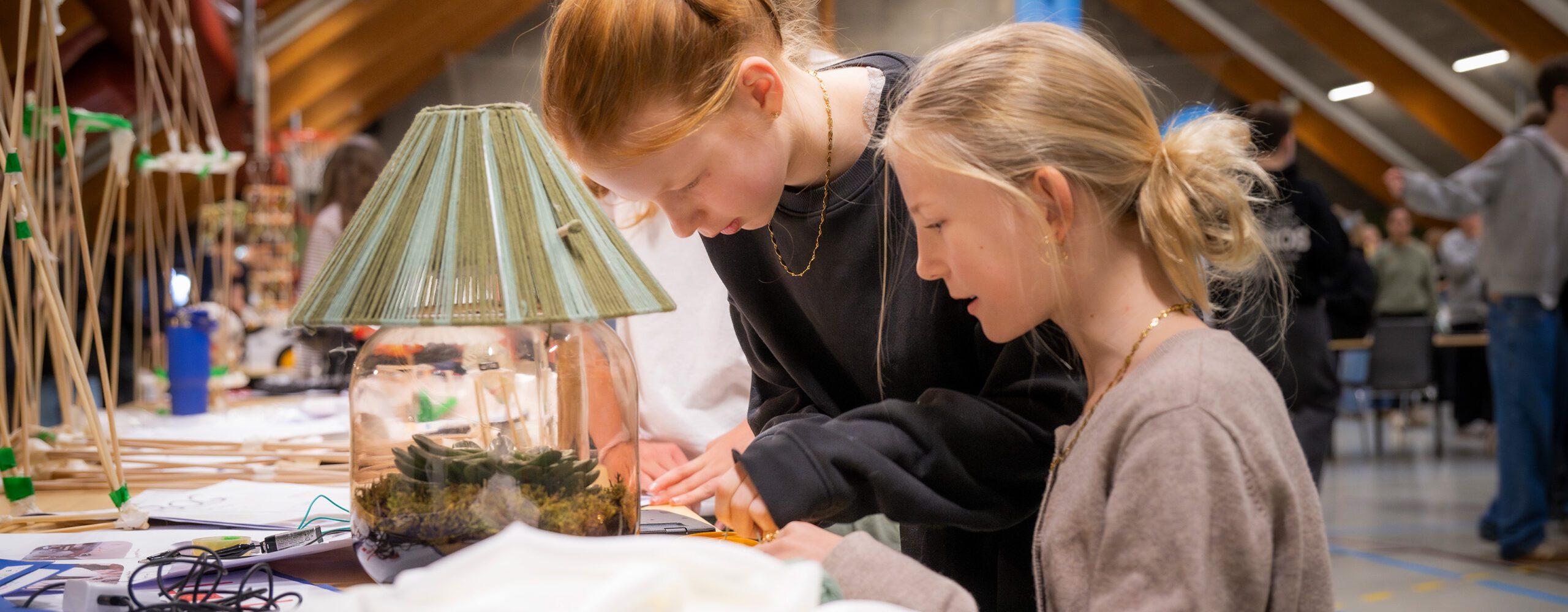 To piger arbejder med en lampe, som de selv har bygget